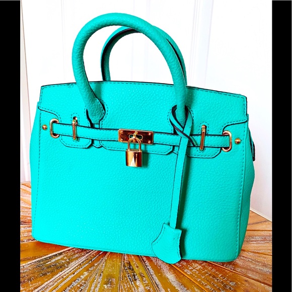 JustFab Handbags - NWOT JustFab Medium Size Handbag w Gold Hardware